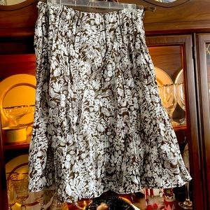 Liz Claiborne Like NEW knee length pleated floral print skirt, side zip, sz 4